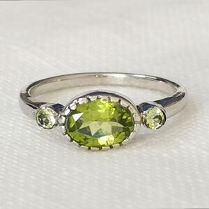 Peridot gemstone ring in Sterling Silver size 7 🆕